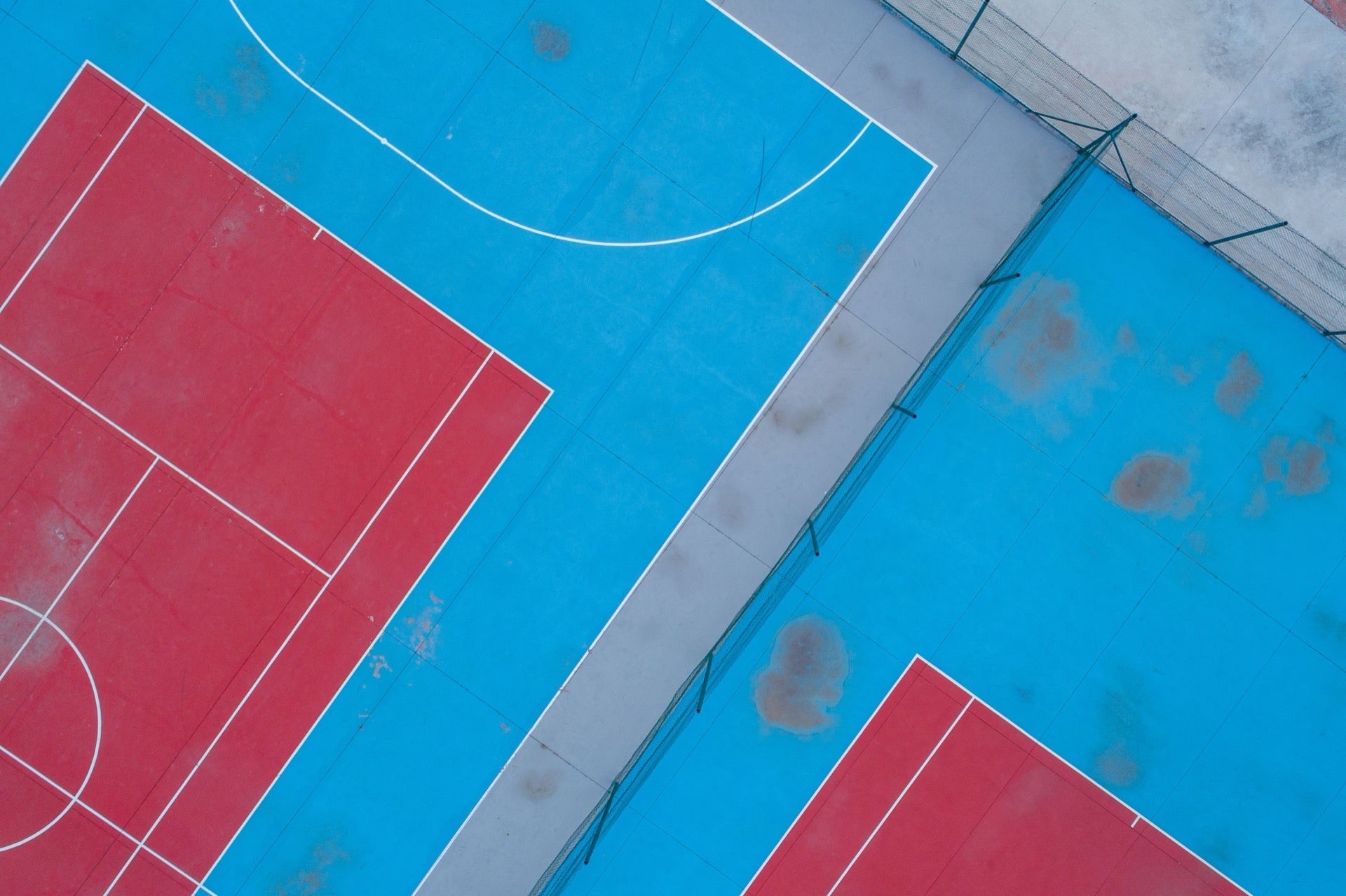 Indoor vs Outdoor Tennis Courts and Basketball Courts: Advantages and Disadvantages